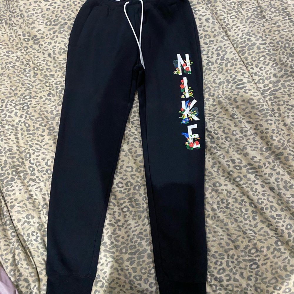 Nike joggers! ❤️❤️🌴🌴